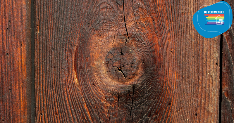 Knoesten hout komen door de verf heen. En nu?