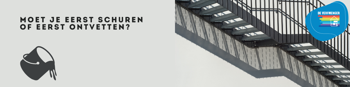 Moet je eerst schuren of eerst ontvetten?